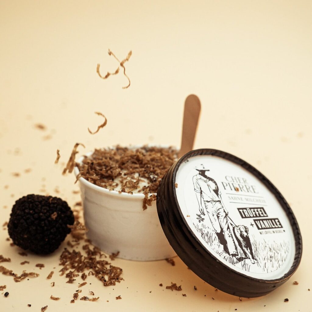 Trüffeleiscreme mit Vanille und Trüffelspänen im Becher, 150 ml